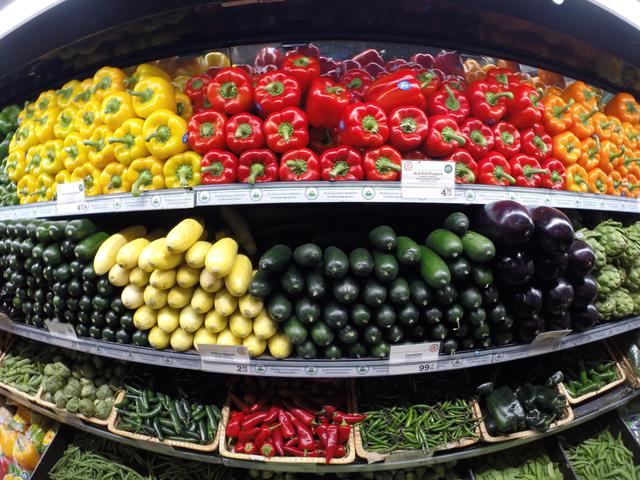 Gestapelt wie ein Kunstwerk: Gemüse im "Whole Foods Market"