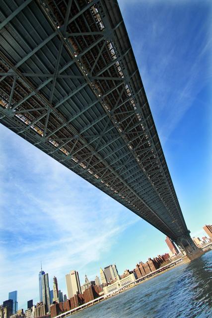 Die Manhattan Bridge von unten.