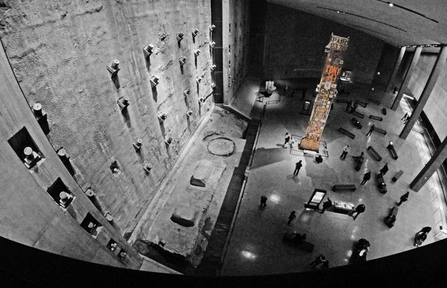 The 9/11 Memorial &amp; Museum: "The last column" Diese Säule ist ein Symbol für Resilienz nach dem 11. September. Ein 58 Tonnen schwerer Balken, der Teil der Kernstruktur des Südturms war. Während der Bergungsarbeiten wurde die Säule mit Markierungen, Bildern und Ehrungen versehen.