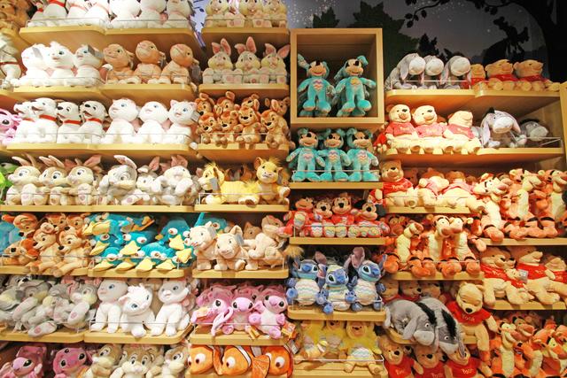 Im Disney Store gibt es reichlich Auswahl der bekannten Figuren.