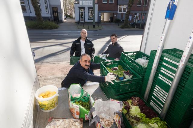 Der Sprinter der Tafel füllt sich mit frischer Ware, die es an Bedürftige weiterzuverteilen gilt. Foto: Bartosz Galus