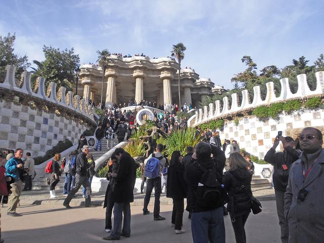 Dieses Bild liegt unmittelbar hinter dem Eingangstor des Park Güell. | Foto: Maren Menke