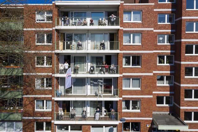 Von unten bis oben war kein Balkon unbesetzt und kein Bewohner ließ es sich nehmen, diesem speziellen Konzert beizuwohnen.