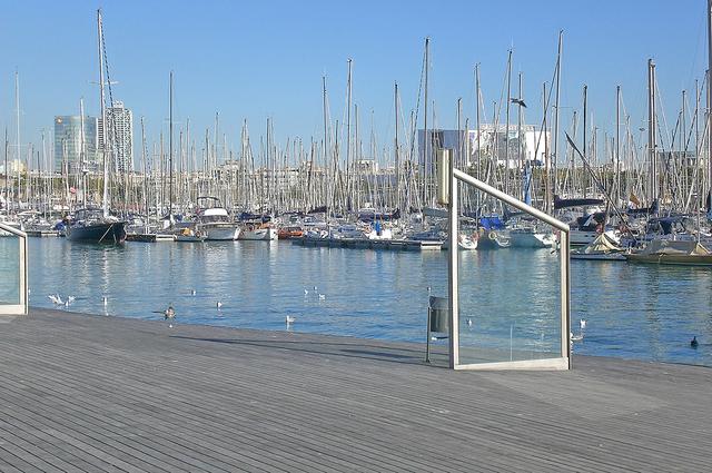 Viele Schiffe kommen täglich im Hafen von Barcelona an. | Foto: Maren Menke
