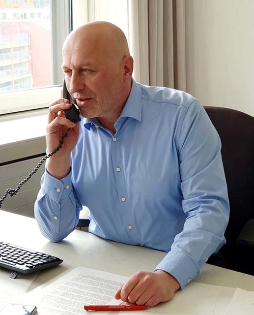 AWO-Präsident Ibrahim Yetim am Telefon. Das Senioren-Telefon war seine Idee, die er gemeinsam mit AWO Vorstand Jochen Gottke konkretisierte und vor einer Woche umsetzte.