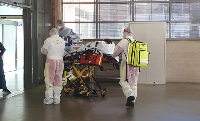 Ein Patient aus den Niederlanden wird in der Notaufnahme des Bergmannsheils, Bochum, in Empfang genommen.