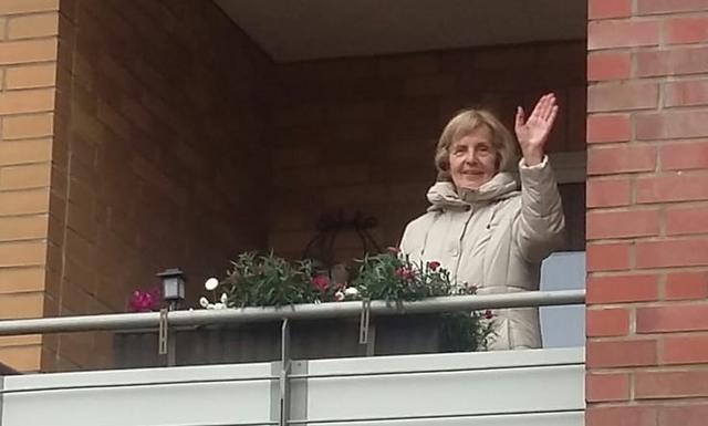 Bewohnerin Inge Holl freute sich auf ihrem Balkon über die musikalische Aufmunterung und sang fröhlich von dort aus mit.