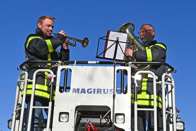 Am Sonntagabend sorgte die Feuerwehr Dorsten mit einem Bläser Duo aus den eigenen Reihen für drei Ständchen in luftiger Höhe. Die beiden Musiker wurden nämlich für ihr Vorspiel in dem Korb der Drehleiter in ca. 15 Meter hinaufgefahren.  | Foto: Bludau
