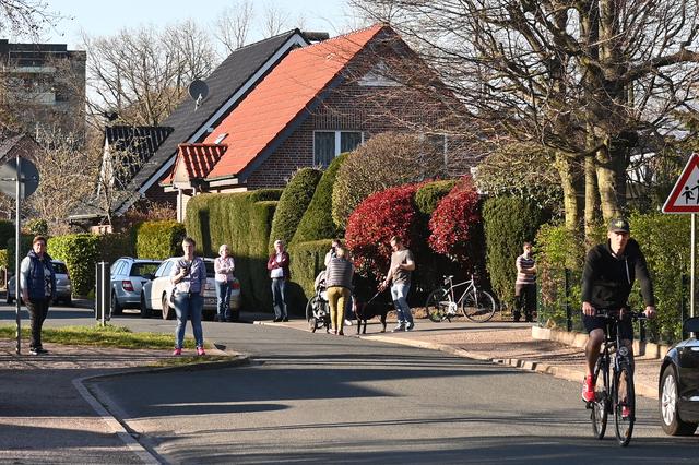 Obwohl diese Aktion nicht von der Feuerwehr angekündigt wurde und ja ganz spontan war, kamen ein paar Leute, die die Livemusik hörten, als Zaungäste zusammen, die aber alle schön den Sicherheitsabstand einhielten.  | Foto: Bludau
