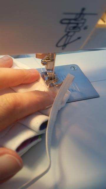 6) Die Gummibänder in die Öffnungen (circa 1 Zentimeter tief) und vernähen.  | Foto: nima