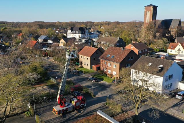 Am Sonntagabend sorgte die Feuerwehr Dorsten mit einem Bläser Duo aus den eigenen Reihen für drei Ständchen in luftiger Höhe. Die beiden Musiker wurden nämlich für ihr Vorspiel in dem Korb der Drehleiter in ca. 15 Meter hinaufgefahren.  | Foto: Bludau
