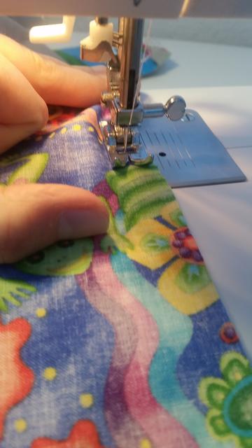 3)...und über die kurzen Seiten zusammennähen. | Foto: nima