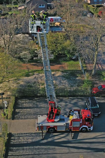 Am Sonntagabend sorgte die Feuerwehr Dorsten mit einem Bläser Duo aus den eigenen Reihen für drei Ständchen in luftiger Höhe. Die beiden Musiker wurden nämlich für ihr Vorspiel in dem Korb der Drehleiter in ca. 15 Meter hinaufgefahren.  | Foto: Bludau