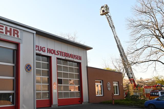 Am Sonntagabend sorgte die Feuerwehr Dorsten mit einem Bläser Duo aus den eigenen Reihen für drei Ständchen in luftiger Höhe. Die beiden Musiker wurden nämlich für ihr Vorspiel in dem Korb der Drehleiter in ca. 15 Meter hinaufgefahren.  | Foto: Bludau