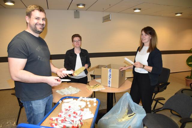 Mehrere hundert Tüten mit Teststäbchen und Röhrchen bereiten Andreas Thol, Annika Muthmann und Vanessa Vahle im Gesundheitsamt des Kreishauses für die Aktion vor.
