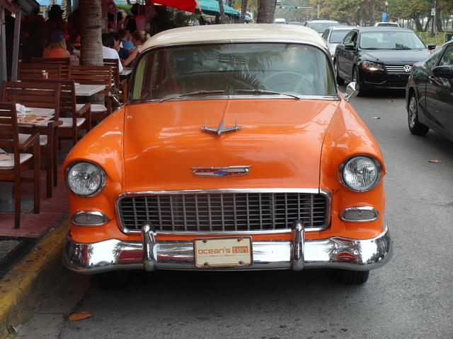 Bunte Oldtimer als Hingucker auf dem Ocean Drive. | Foto: Michael Köster