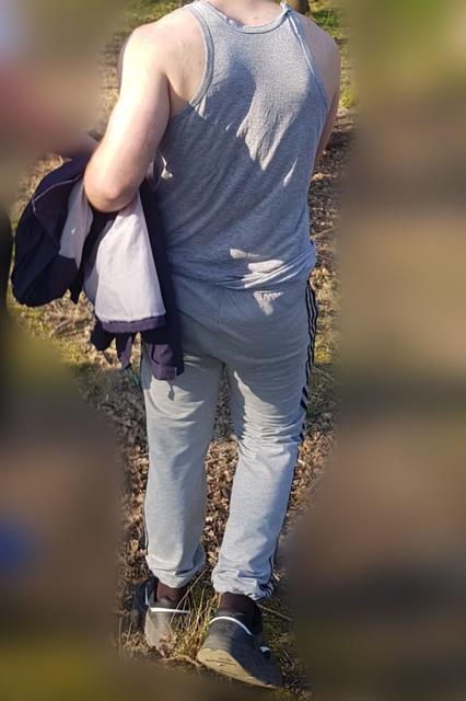 Im Weggehen machte der 12-Jährige Fotos, die den Gesuchten von hinten zeigen.