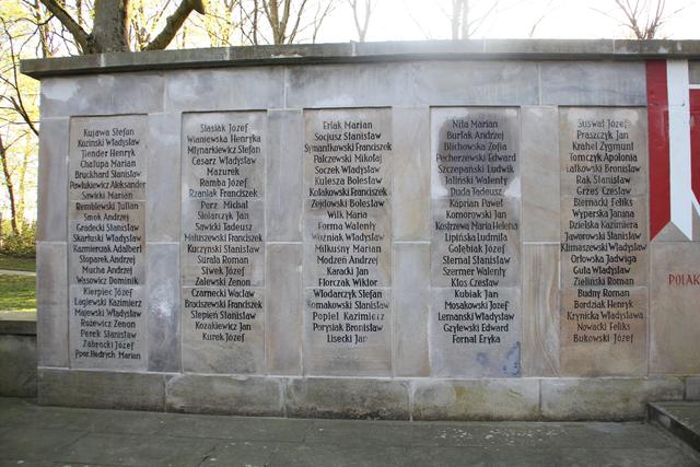 Linksseitige Namensliste der Weltkriegsopfer am polnischen Ehrenmal auf dem Internationalen Friedhof in Dortmund. 