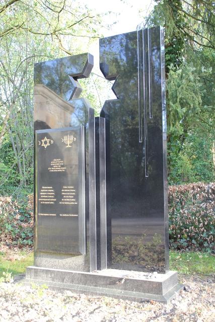 "Ewiges Andenken allen jüdischen Soldaten, Offizieren und Generalen, die in den Truppen der Anti-Hitler-Koalition im 2. Weltkrieg gefallen sind." - Von dankbaren Nachkommen