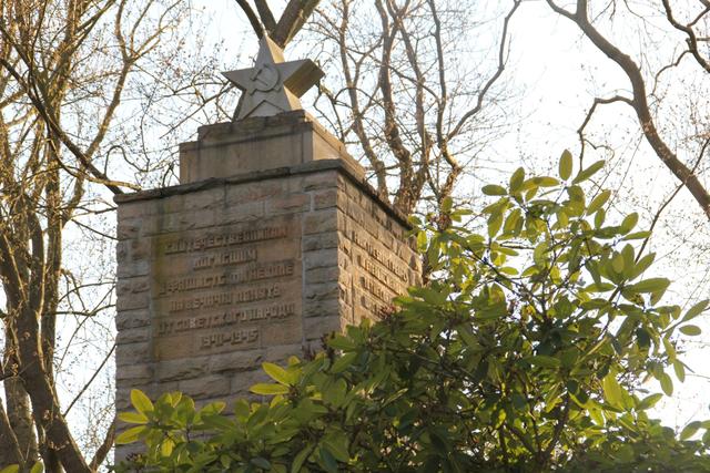 Inschrift des Ehrenmals in russischer, deutscher und englischer Sprache: "DEN IN FASCHISTISCHER SKLAVEREI UMGEKOMMENEN KAMERADEN ZUR EWIGEN ERINNERUNG VOM SOWJETVOLK 1941-1945"