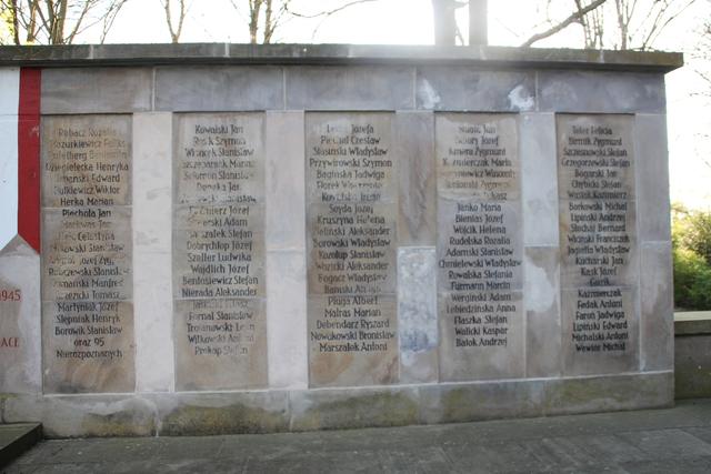 Rechtsseitige Namensliste der Weltkriegsopfer am polnischen Ehrenmal auf dem Internationalen Friedhof in Dortmund. 