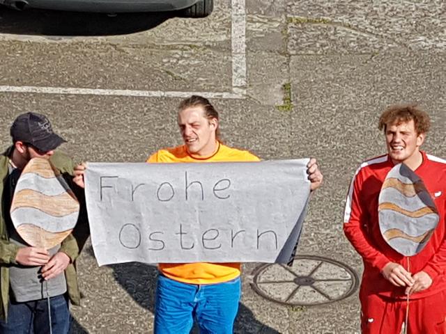 "Nach einem Sturz meiner 92-jährigen Mutter benötigt sie zur Zeit Pflege, so dass wir zur Zeit nur telefonischen Kontakt zu meinen drei Kindern und Enkeln haben. Die überraschten sie Ostersonntag mit einer Grußbotschaft", freut sich Beate Glenz. | Foto: privat