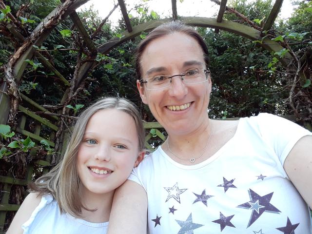 Isabel Jost (10) und ihre Mutrer Ariane grüßen ihre Oma Mary, die im Altersheim in Heisingen lebt und leider nicht besucht werden darf, und alle, die sie im Moment nicht sehen können. | Foto: privat