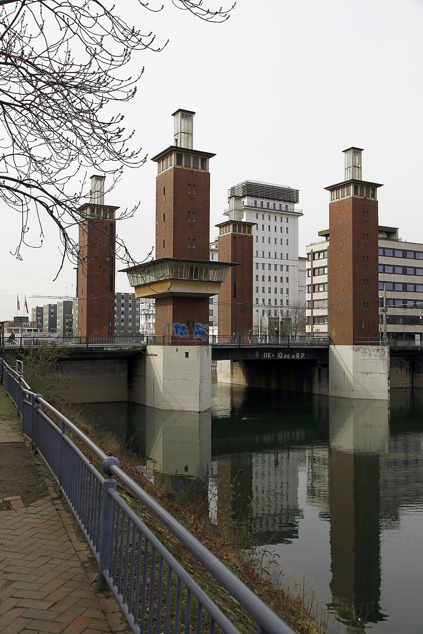 Vollsperrung der Schwanentorbrücke Kein Durchkommen für Wagen Duisburg