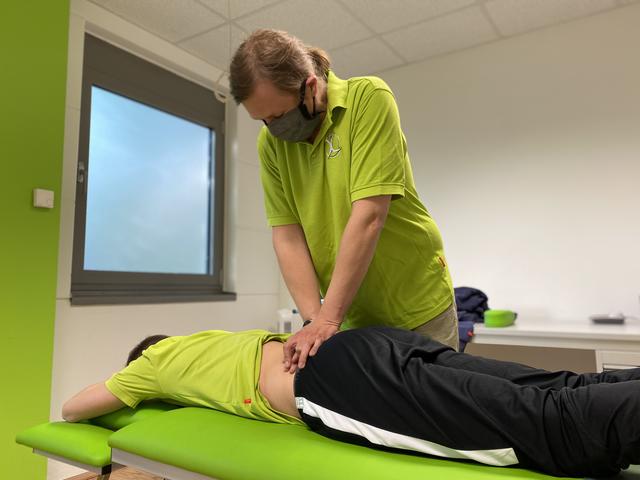 Auch Philip Douleh, leitender Physiotherapeut im Gesundheitszentrum am Auesee, muss sseine Arbeit derzeit umstellen.