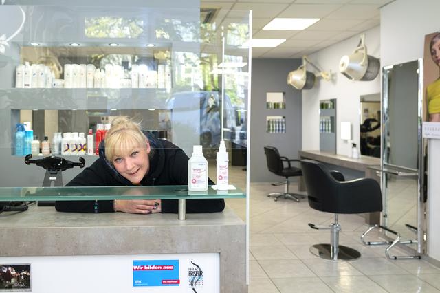 Steffie Spielberg hat den Empfangsbereich ihres Friseursalons mit Plexiglasscheiben abgeschirmt.