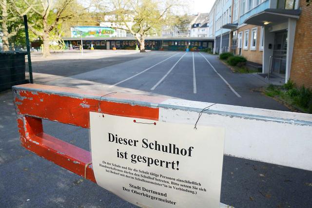 Nur in der Schule Beschäftigte und Handwerker dürfen das Schulgelände an der Beurhausstraße derzeit betreten.