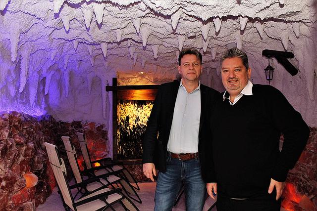 Joachim Kludt und Christian Hoyer, Geschäftsführer Hotel Ruhr Inn, im Wellnessbereich des Hauses. Foto: Pielorz