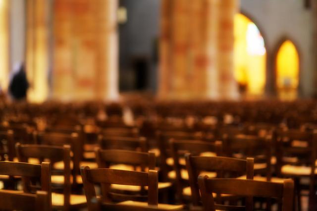 Leere Bänke in einer Kirche: Wie erleben religiöse Menschen die Corona-Krise?