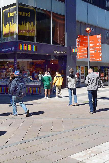 Wie wieder belebt wirkt die Innenstadt nach der Öffnung vieler Geschäfte am Montag. Sozialdezernentin Birigit Zoerner empfliehlt beim Einkaufen Mund- und Nasenschutz zu tragen.