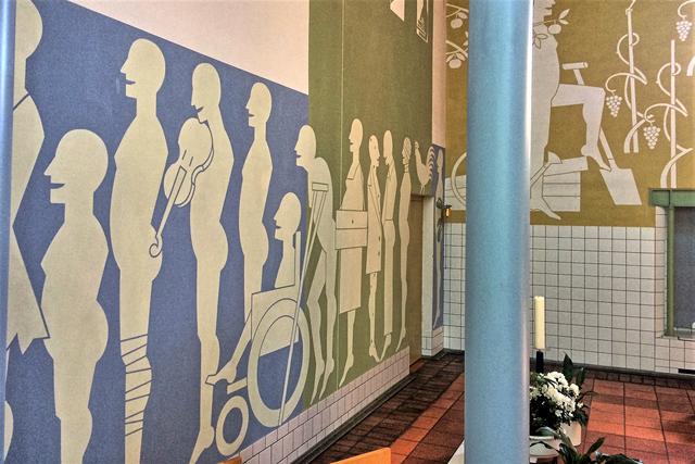 Bilder der Altarwand: Die Nackten, Aussätzigen und Kranken kommen zum gemeinsamen Mahl ins Haus Gottes.