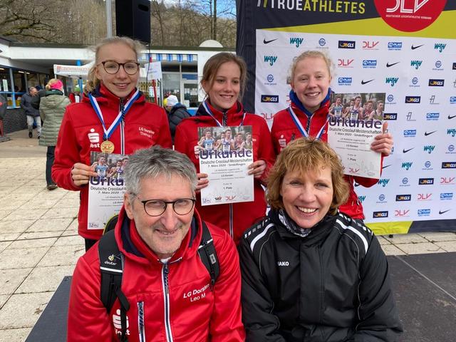 Theresa Brosthaus, Philine Mattheis, Leonie Borchers mit den Trainern Leo Monz-Dietz und Marianne Laukamp.