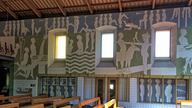 Linke Seitenwand mit Szenen aus dem Neuen Testament: die Heilung der Kranken, der zweifelnde Petrus auf dem See Genezareth, der barmherzige Samariter. Ganz oben die Leidensgeschichte Jesu.