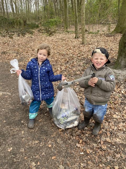 Emma und Paul möchten keinen Müll im Wald. Mit Greifer und Tüten gehen sie dagegen vor.