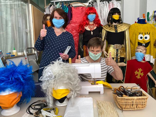 Von der Kostümschneiderei jetzt in die Maskenproduktion: Damenschneidermeisterin Carmen Funk an der Nähmaschine (r.) und Schneiderin Irene Bußmann (l.).