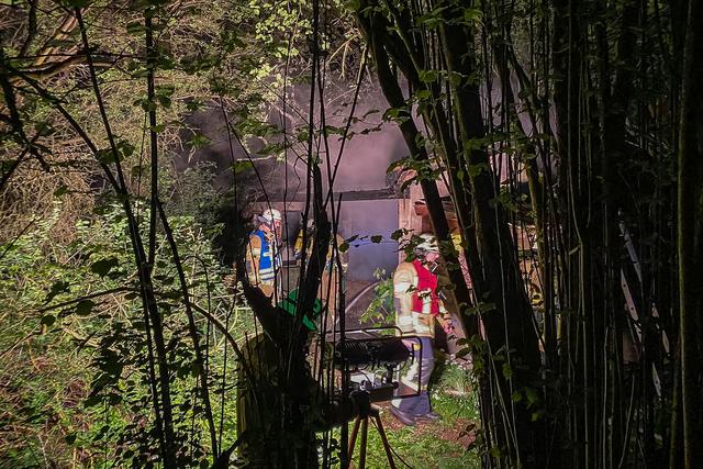 Rund um die verfallene Hütte galt es eine Ausbreitung auf die angrenzende Vegetation zu verhindern.