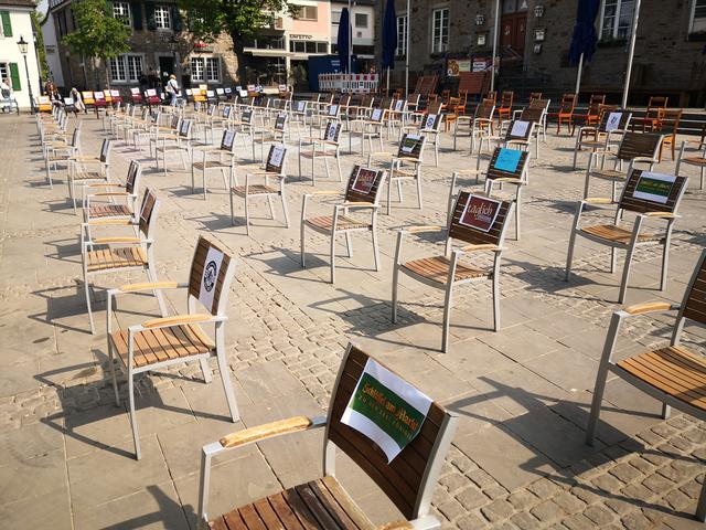 Seltener Anblick: Rund 50 Stühle standen während der angemeldeten Demonstration zwei Stunden lang unbesetzt auf dem Ratinger Marktplatz.