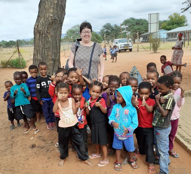 Petra Haaf mit Patenkindern auf einer Farm in Namibia.