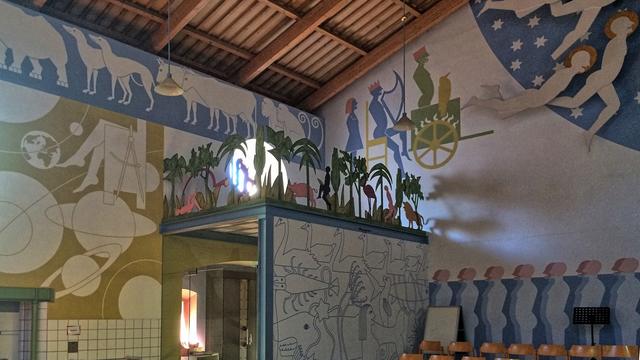 Die rechte Seitenwand mit Szenen aus dem Alten Testament: oben Tiere aus der Arche Noah, darunter die Schöpfungsgeschichte, abstrakt interpretiert. Über dem Eingang rechts das Paradies.