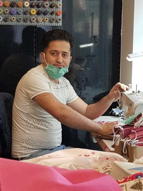 Änderungsschneider Morad Ammar nähte die Nase-Mund-Masken und spendete sie dem Berufskolleg Bleibergquelle.