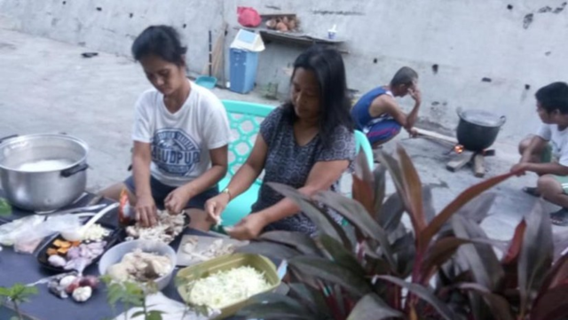 Essensausgabe der Frauengruppe in Iloilo City