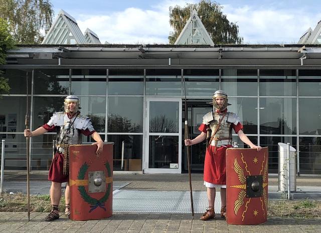 Das LWL-Römermuseum ist ab sofort wieder geöffnet. Besucher*innen können sowohl durch die Dauerausstellung als auch über das rekonstruierte Westtor auf dem Außengelände schlendern.