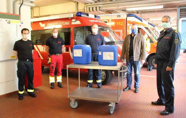 Das Foto zeigt von rechts: Christian Ronig, Leiter der Werkfeuerwehr, Bürgermeister Bodo Klimpel, Stephan Balke, Christian Melchers und Sven Veuhoff, alle aus der Rettungswache.