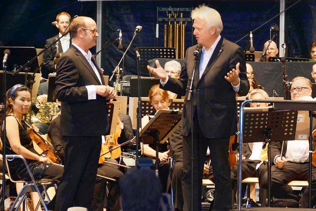 Konzert-Initiator Dirk Rutenhofer (l.), hier mit Oberbürgermeister Ullrich Sierau bei der Konzert-Eröffnung auf dem Dortmunder Friedensplatz, bedauert die Absage, des kompletten Konzertwochenendes im August.