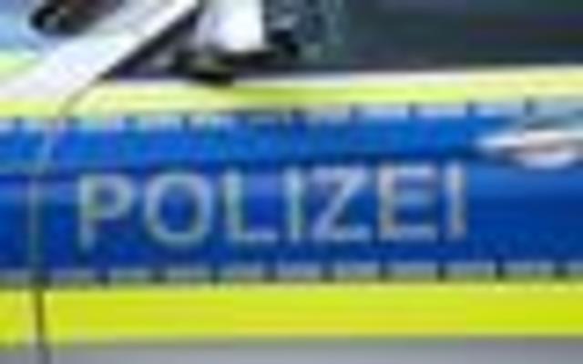 Zeugen bemerkten am frühen Dienstagmorgen den Brand an der ehemaligen Ruhrschule auf der Straße "Am Hüttengraben" in Hüsten. An der Kreuzung zur Heinrich-Schnettler-Straße erkannten sie noch zwei dunkel gekleidete Männer mit kurzen Haaren. Die Polizei bittet um weitere Hinweise.