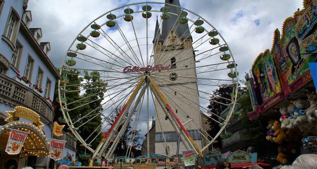 Der Anblick des Riesenrads vor dem Vincenz-Kirchturm wird sich den Freunden der Mendener Kirmes in diesem Jahr leider nicht bieten.  | Foto: LK/Archiv